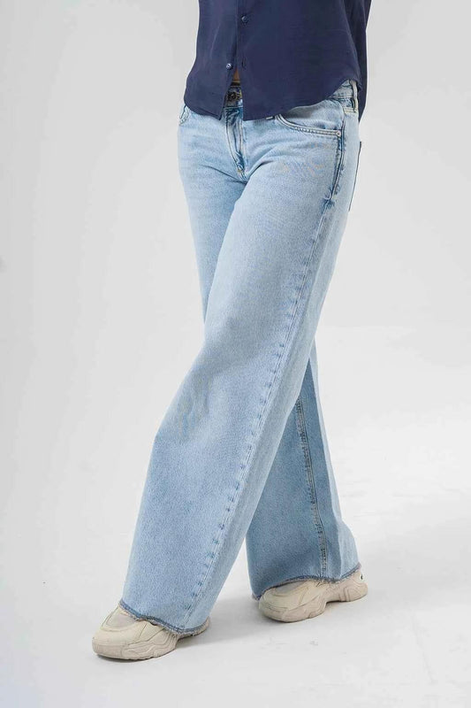 Comfortable Wide-Leg Light Blue Jeans for Everyday Wear EW-000654